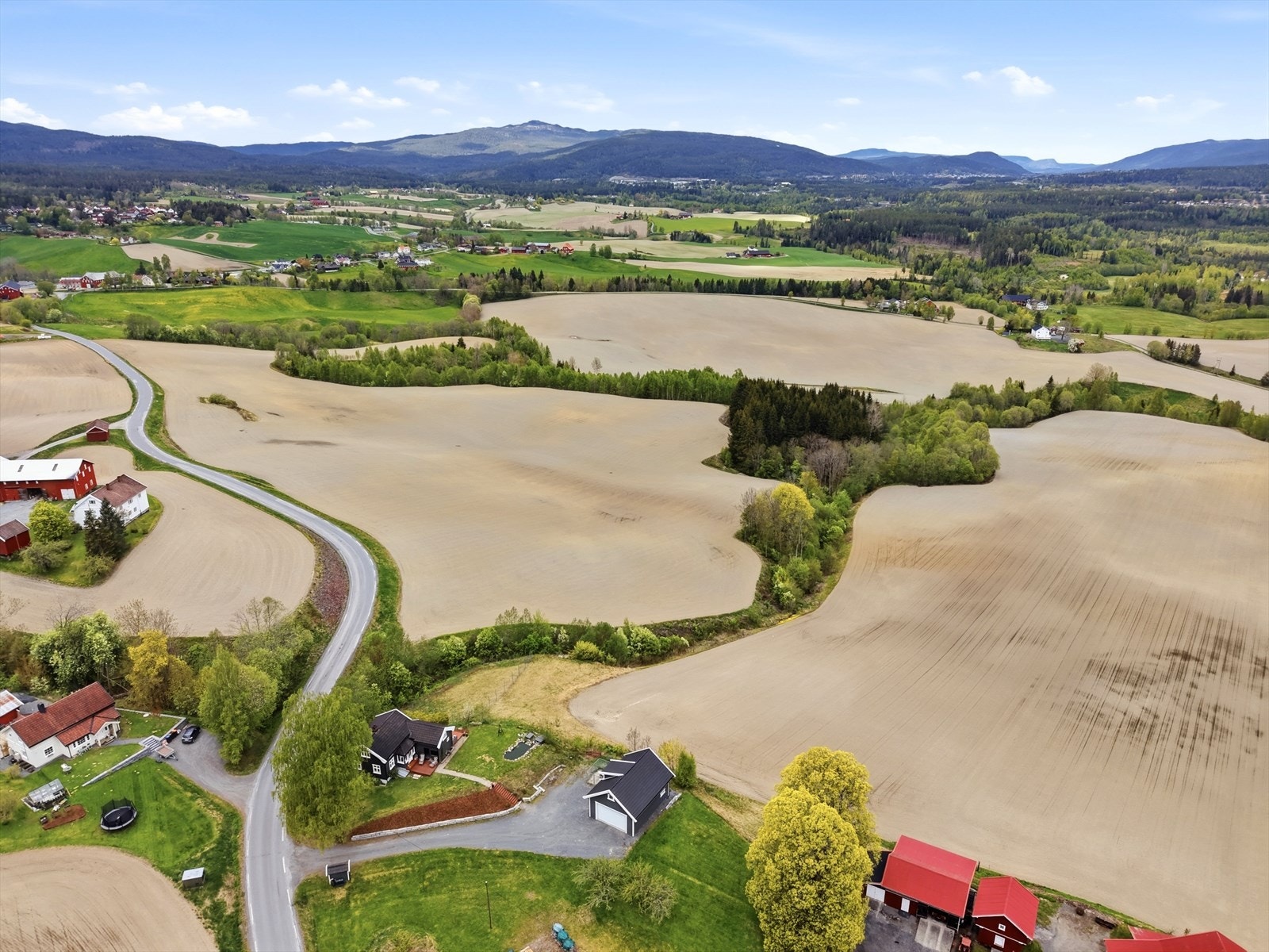 Kun ca. 14 min til Kongsberg sentrum i bil. Det er også kort avstand til Kongsgårdsmoen, Arsenalet og Teknologiparken. Galleribilde