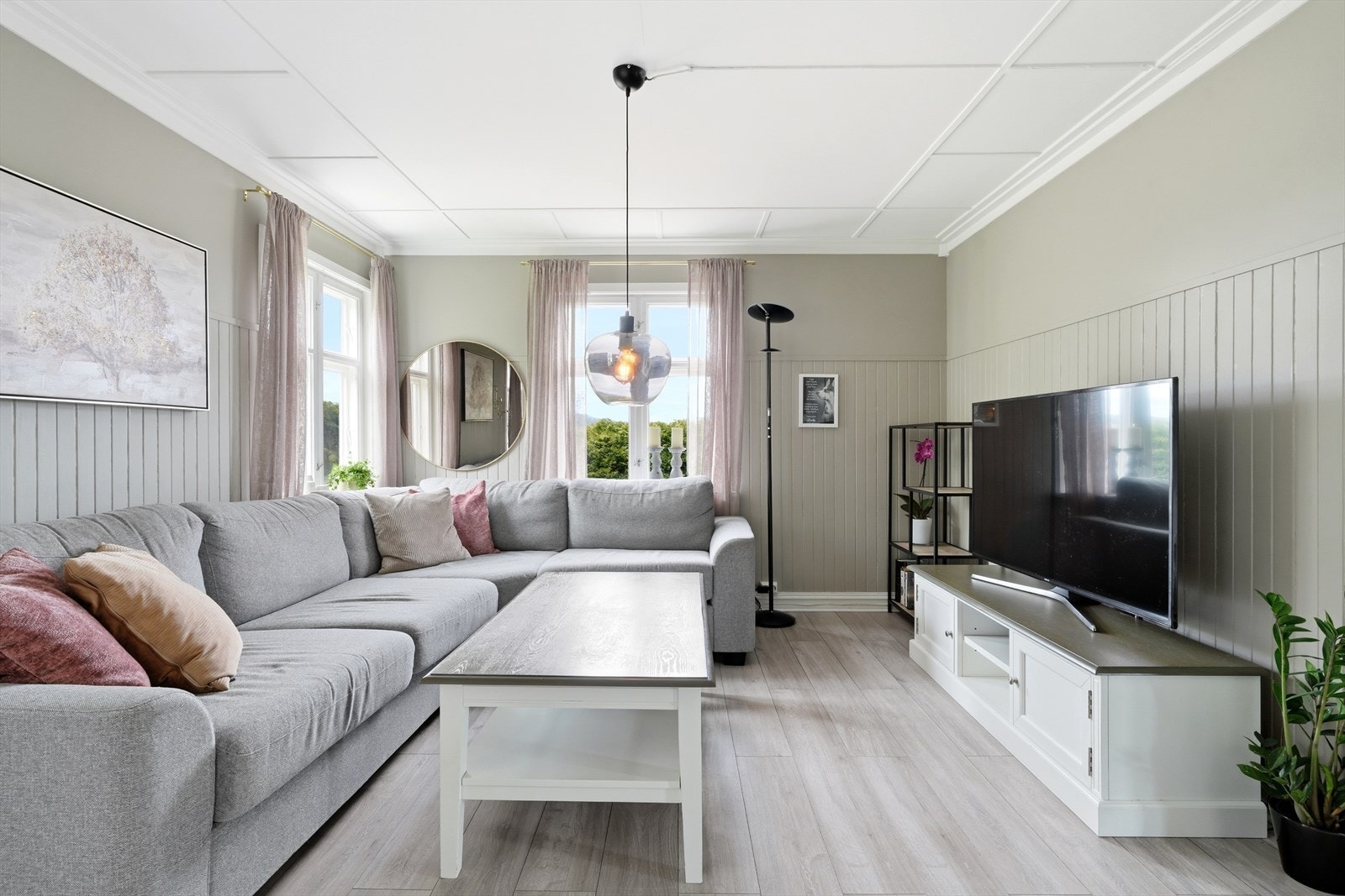 Stuen har en god atmosfære og er enkel å innrede. Galleribilde