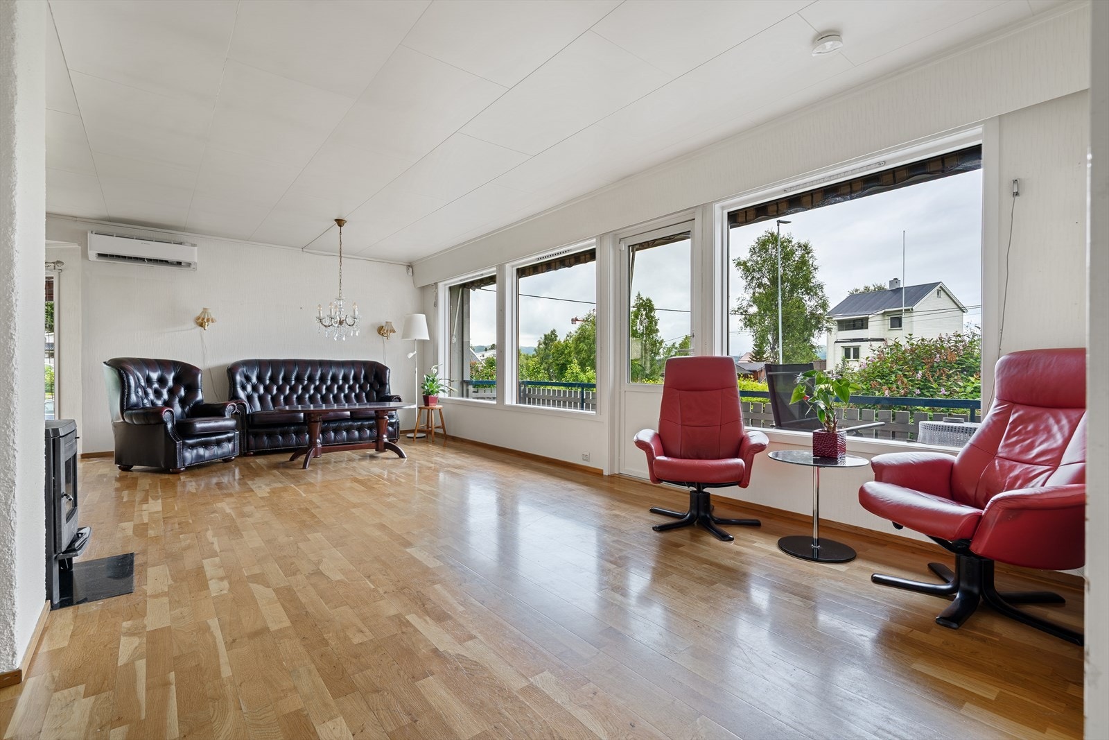 Stuen har store vindusflater som slipper inn rikelig med naturlig lys. Galleribilde