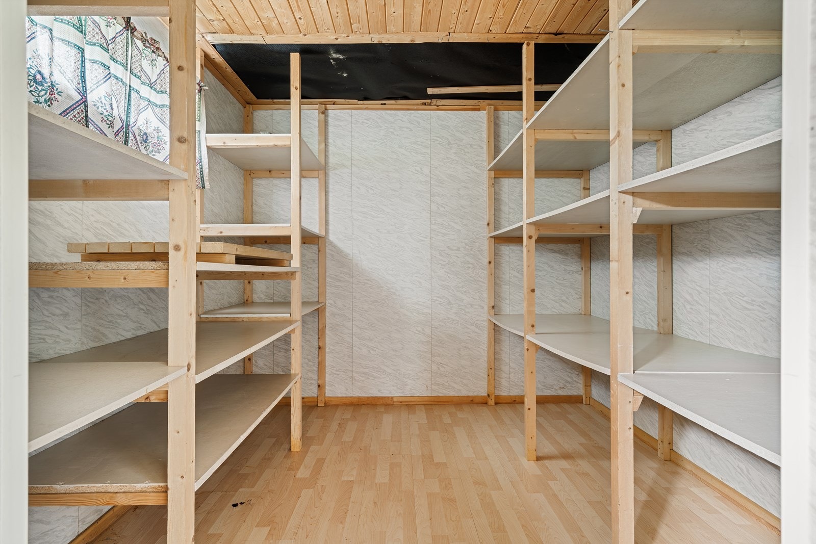 Bod med mye oppbevaringsplass. Galleribilde