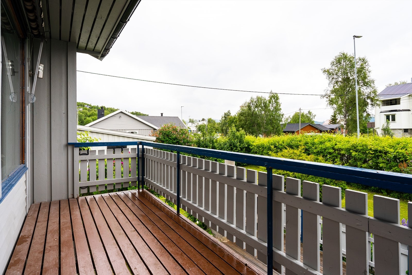 Fra stuen er det utgang til en flott veranda som tar deg videre til terrasse og hagen. Galleribilde