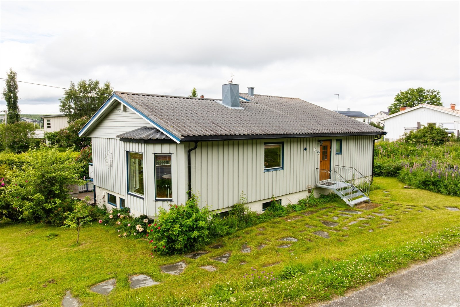 Eiendommens beliggenhet er godt egnet for både barnefamilier, par og andre som ønsker en praktisk hverdag. Galleribilde
