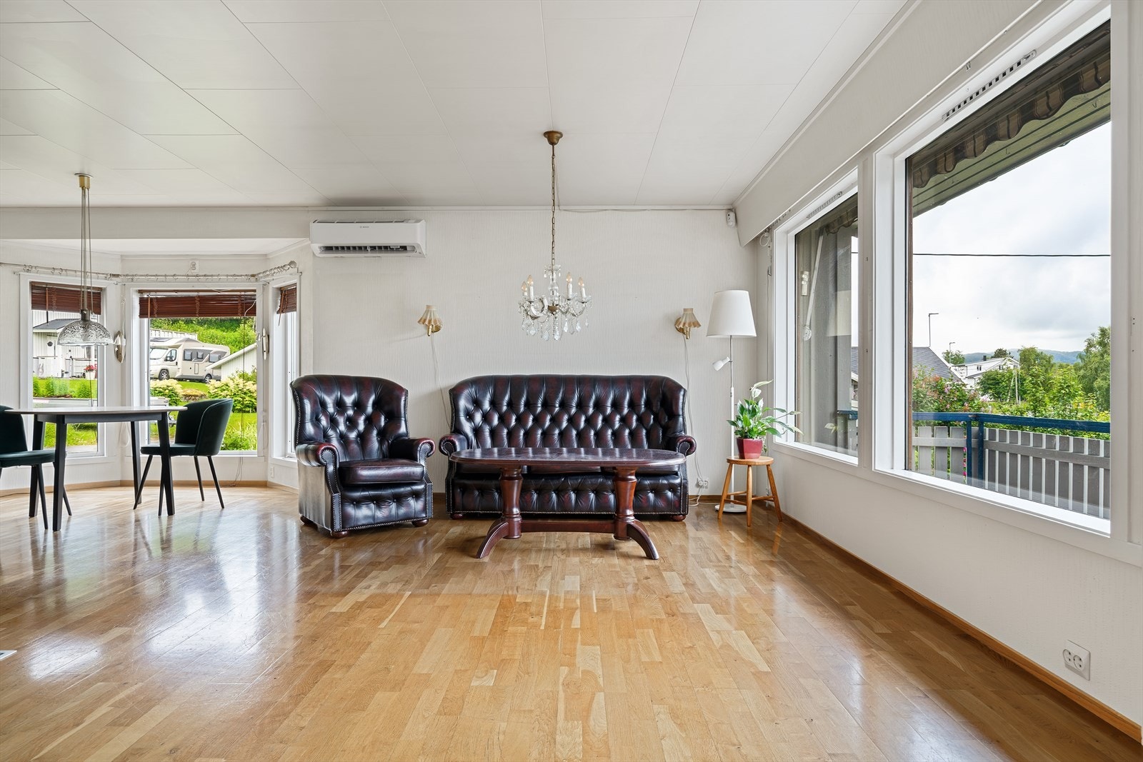 Stuen har god plass og gir mulighet for flere møbleringssoner. Galleribilde