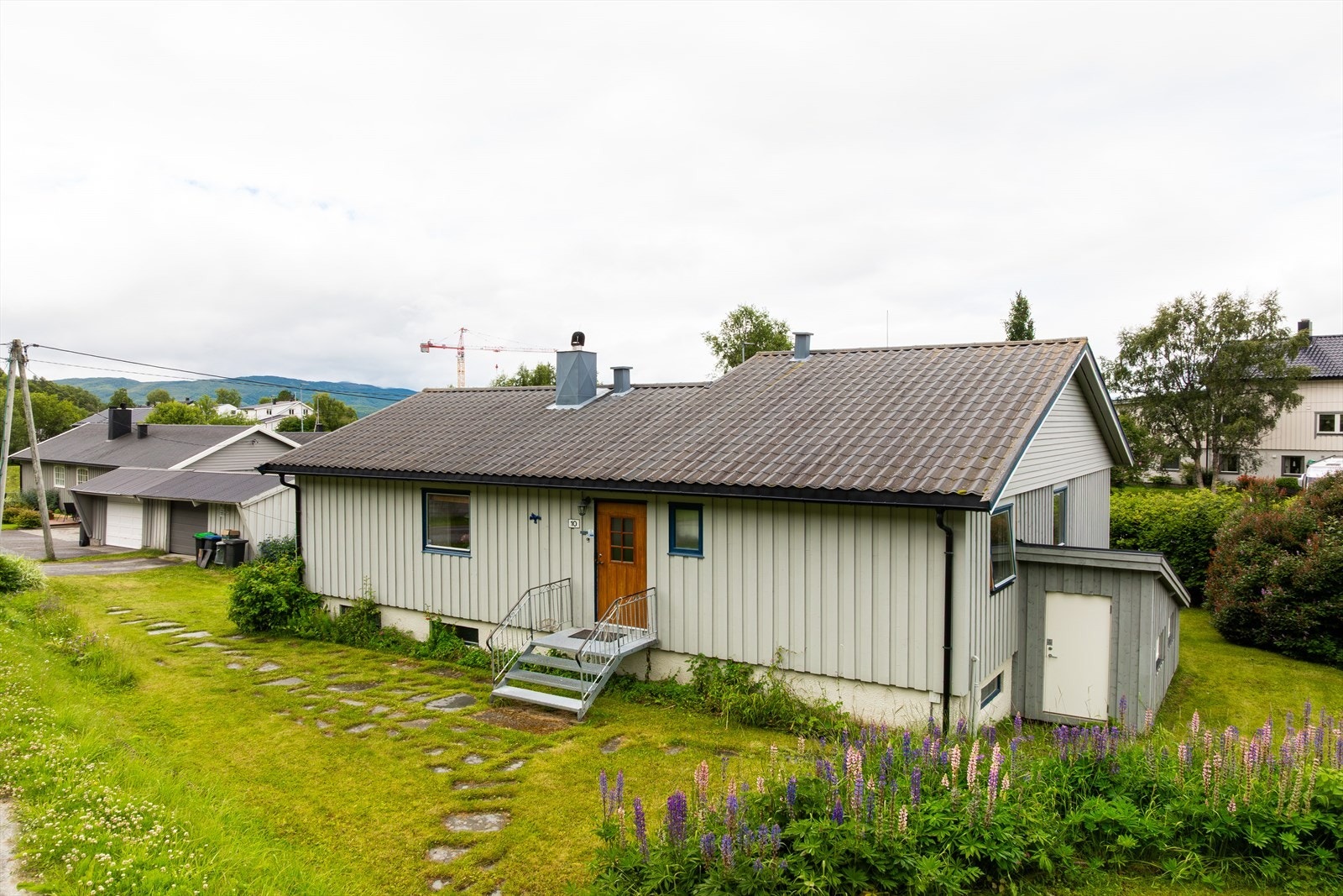 Eiendommen har en attraktiv og familievennlig beliggenhet i et etablert boligområde på Finnsnes. Galleribilde