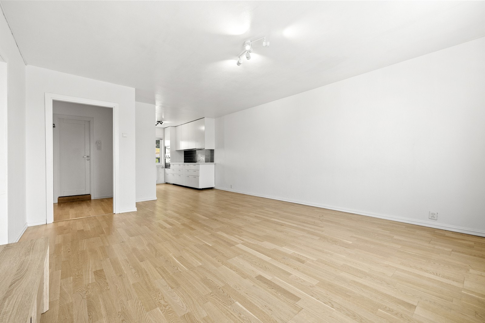 Gulvene er av parkett, mens taket er malt i en lys nyanse. Galleribilde