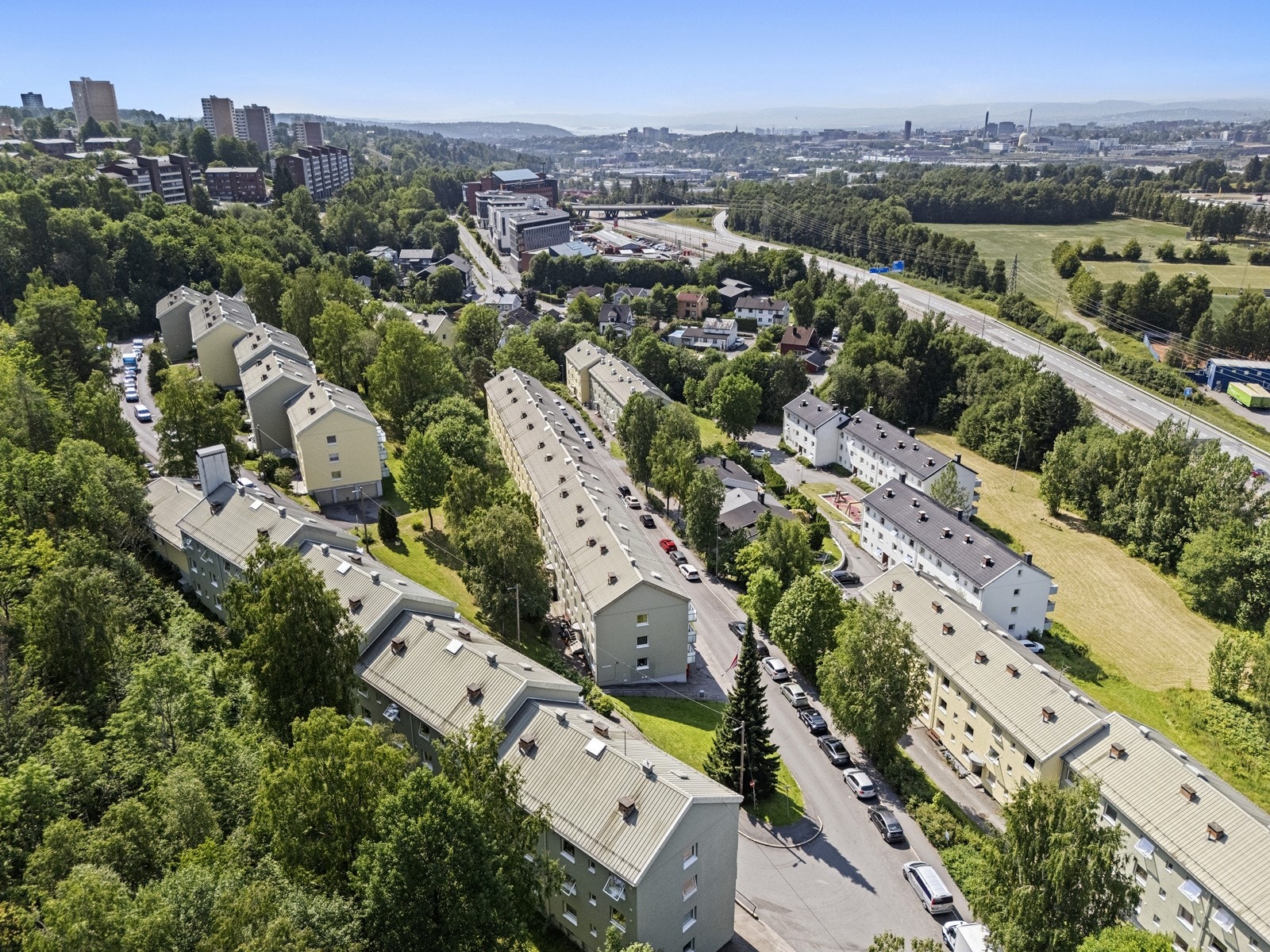 Eiendommen ligger i et etablert boligområde med kort avstand til kollektivtransport og servicetilbud. Galleribilde