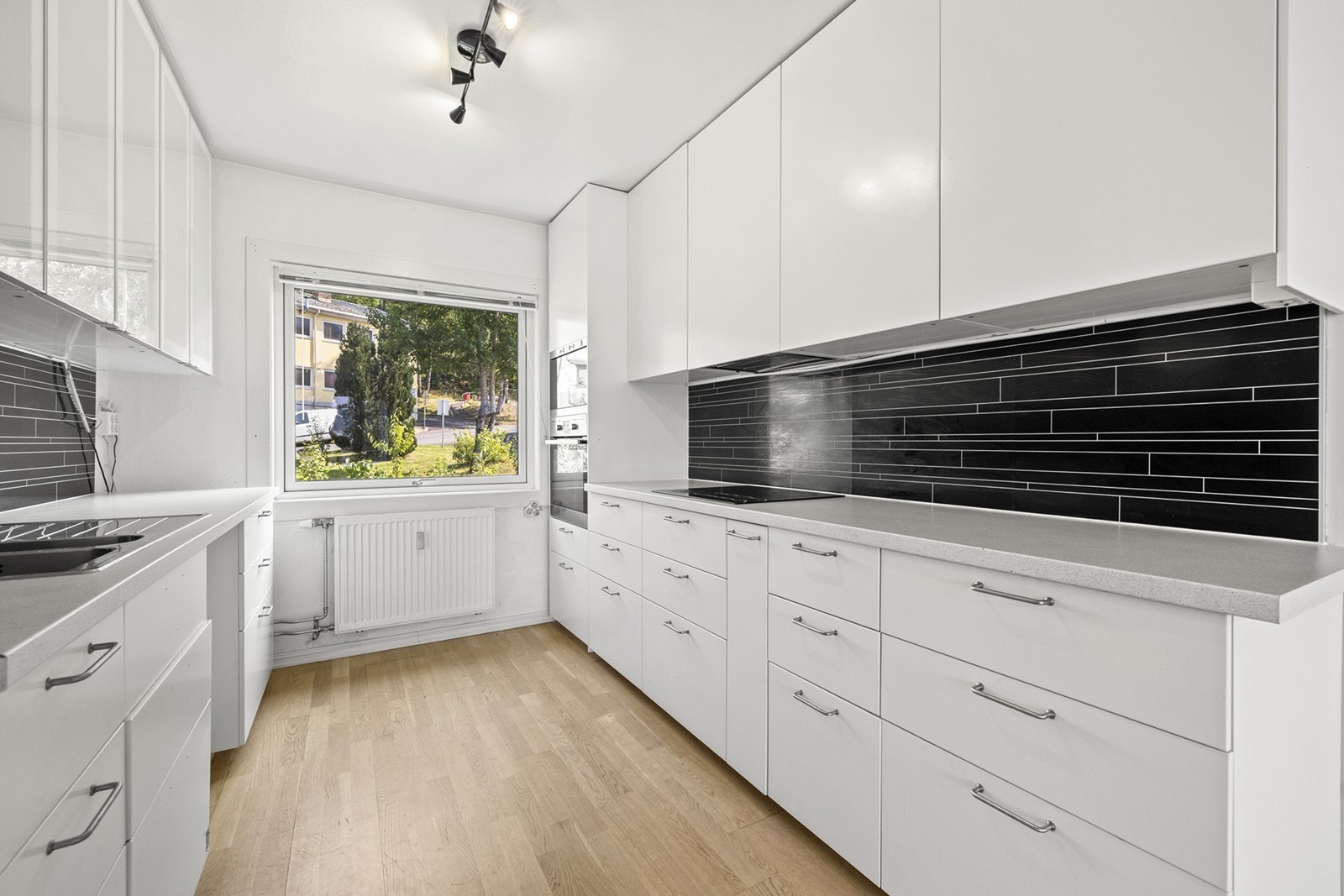 Rommets moderne kjøkkenløsning er funksjonell og godt utnyttet. Galleribilde