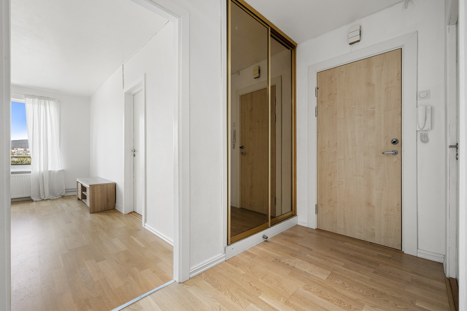 Skyvedørsgarderobe i entréen gir god oppbevaringsplass og bidrar til effektiv utnyttelse av rommet. Galleribilde