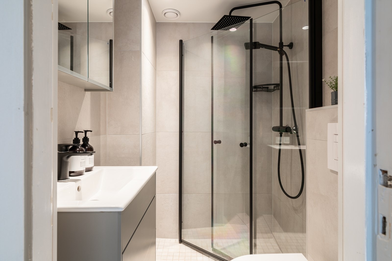 Moderne og stilrent bad rehabilitert i regi av sameiet i 2021. Badet har flislagte gulv med varmekabler og flislagte vegger som gir et tidløst uttrykk. Galleribilde