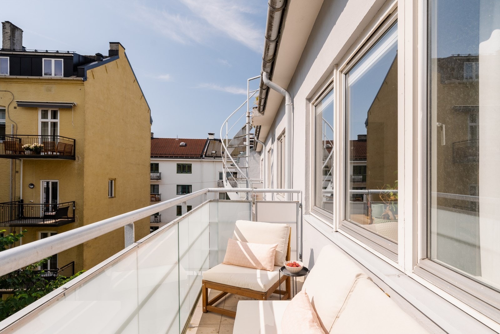 Her er det plass til en sittegruppe og en mindre grill, noe som gjør den til et hyggelig uterom for avslapning og sosiale stunder. Galleribilde