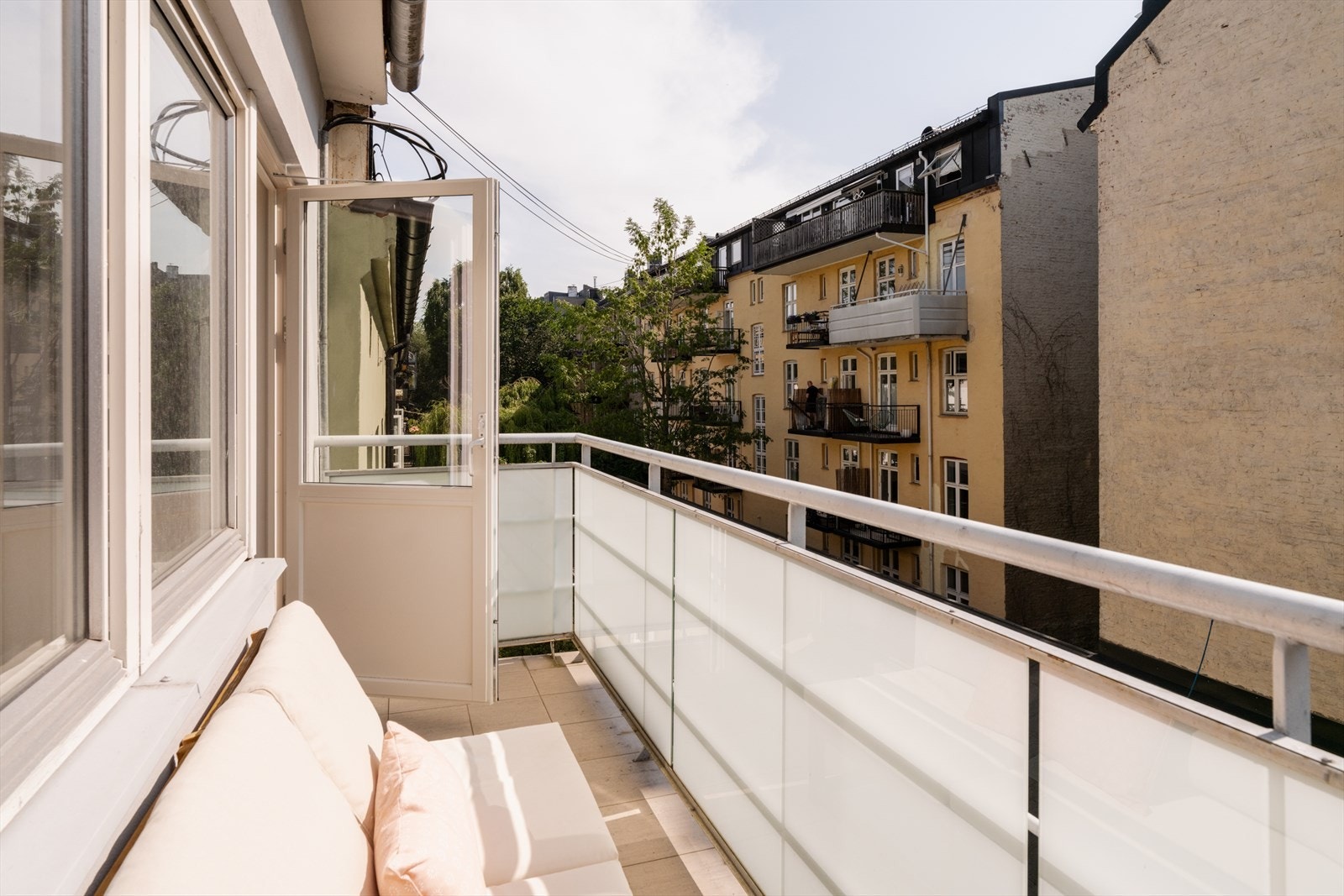 Balkongen er sørvestvendt og måler ca. 5 m². Den har utgang direkte fra soverommet og byr på gode solforhold. Galleribilde
