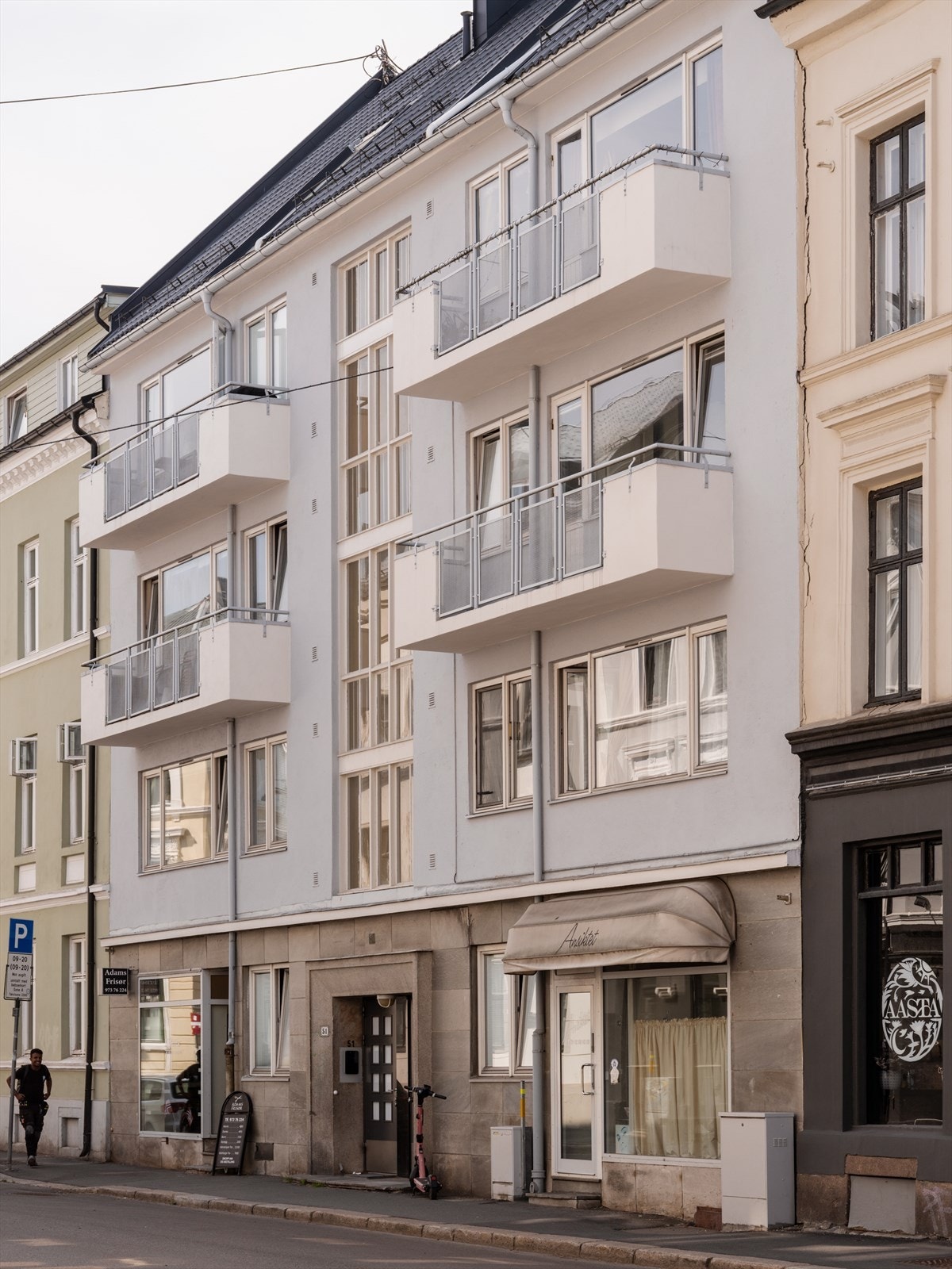 Beliggenheten er svært attraktiv med kort gangavstand til Bogstadveien og et rikt utvalg av butikker, serveringssteder og kollektivtransport. Galleribilde