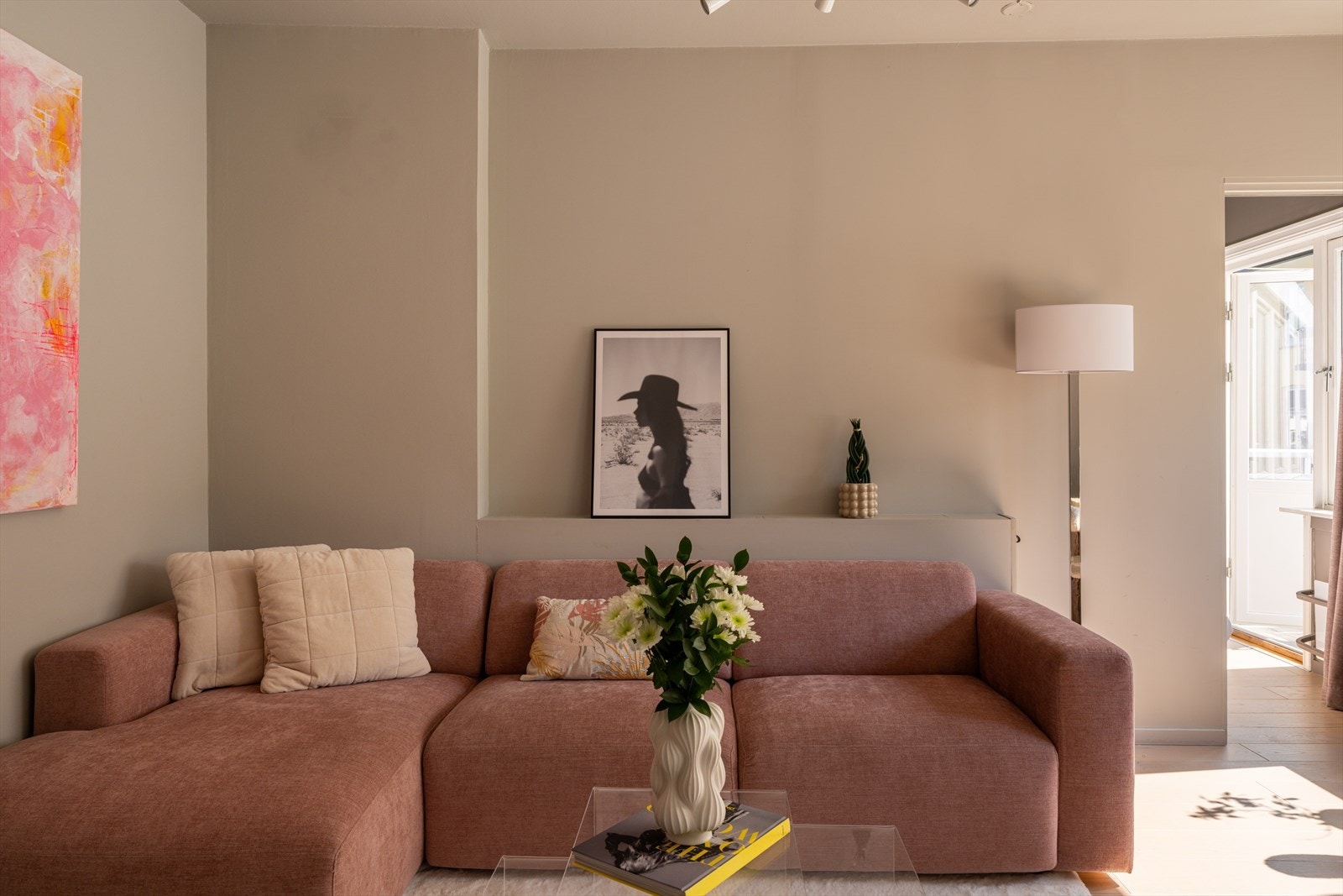 Stuen er lys og romslig med en god planløsning som gir rikelig med plass til både en stor sofagruppe og et spisebord. Galleribilde