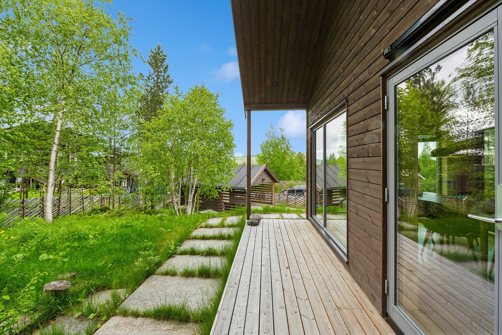 Terrasse med utgang fra spisestuen, med god plass til utemøbler. Galleribilde