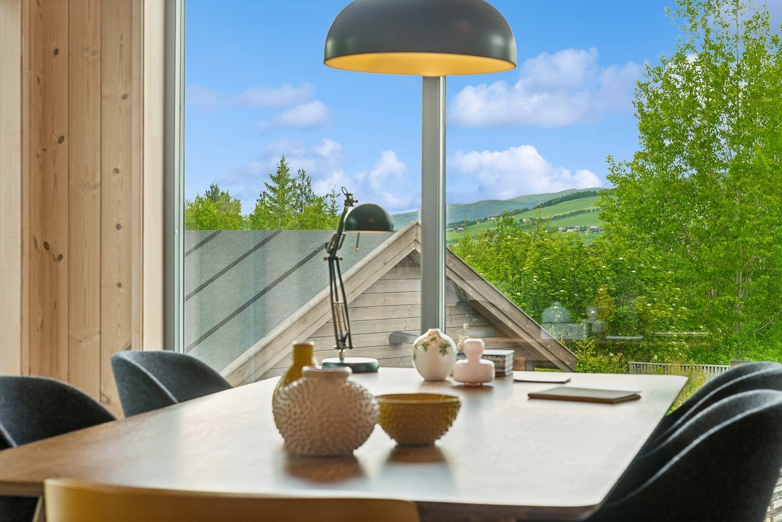 Spisestuen er plassert med utsikt og nærhet til kjøkkenet. Galleribilde