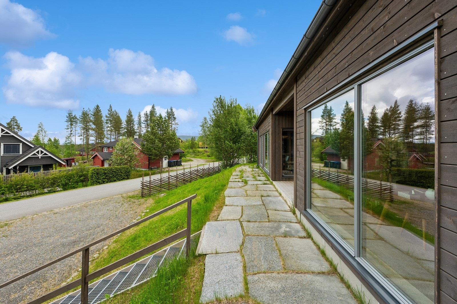 Utvendig trapp i strekkmetall leder fra parkeringsplassen opp til boligen. Galleribilde
