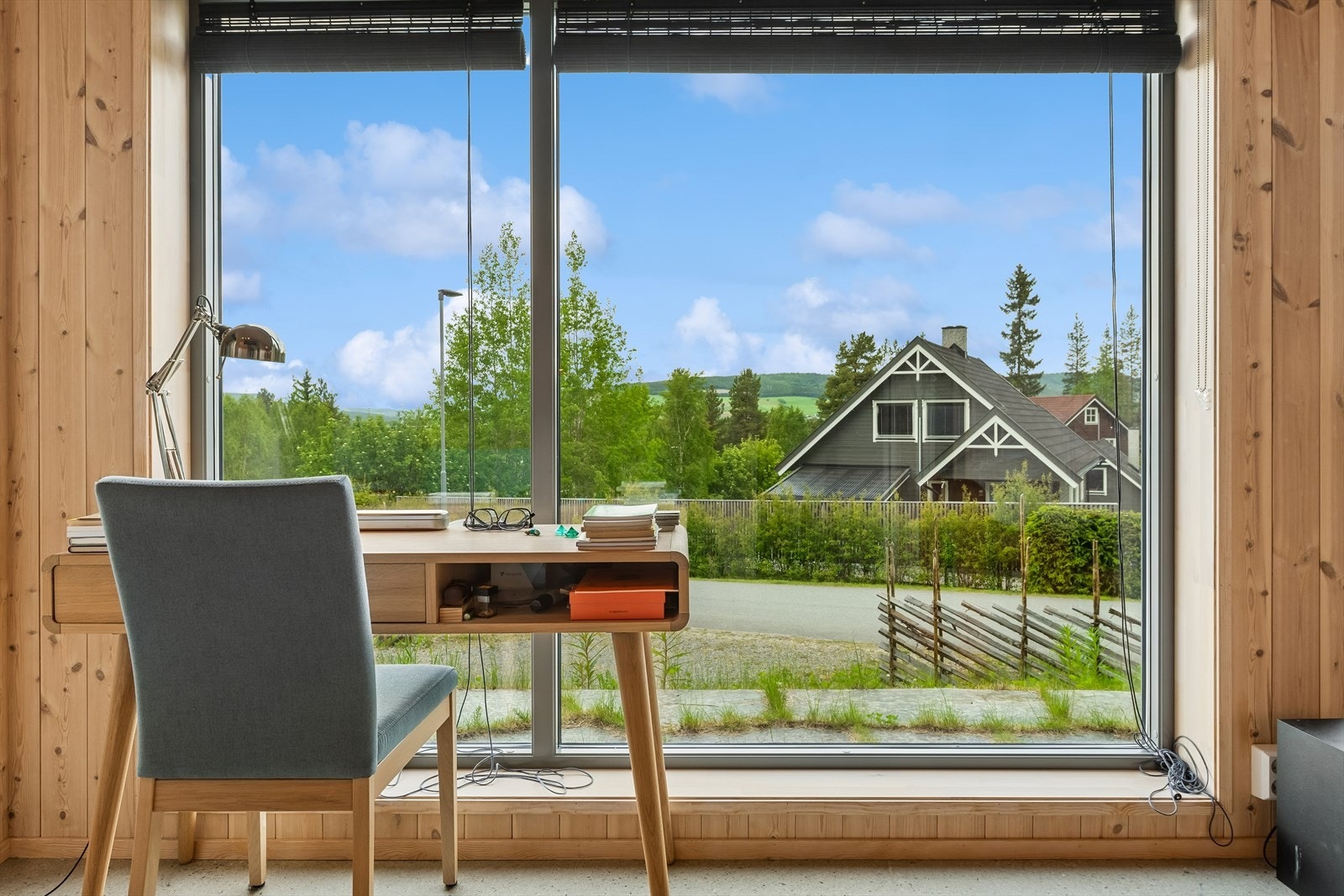 En lys og fin plass for en hjemmekontorløsning ved vinduet. Her har man utsikt mot bygda Galleribilde