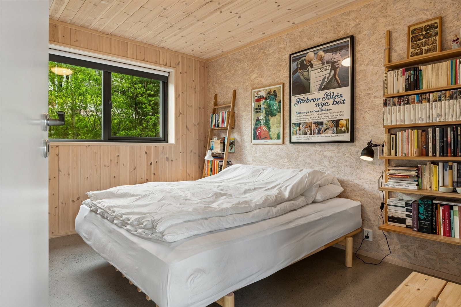Hovedsoverom med god plass til dobbeltseng og oppbevaring. Galleribilde