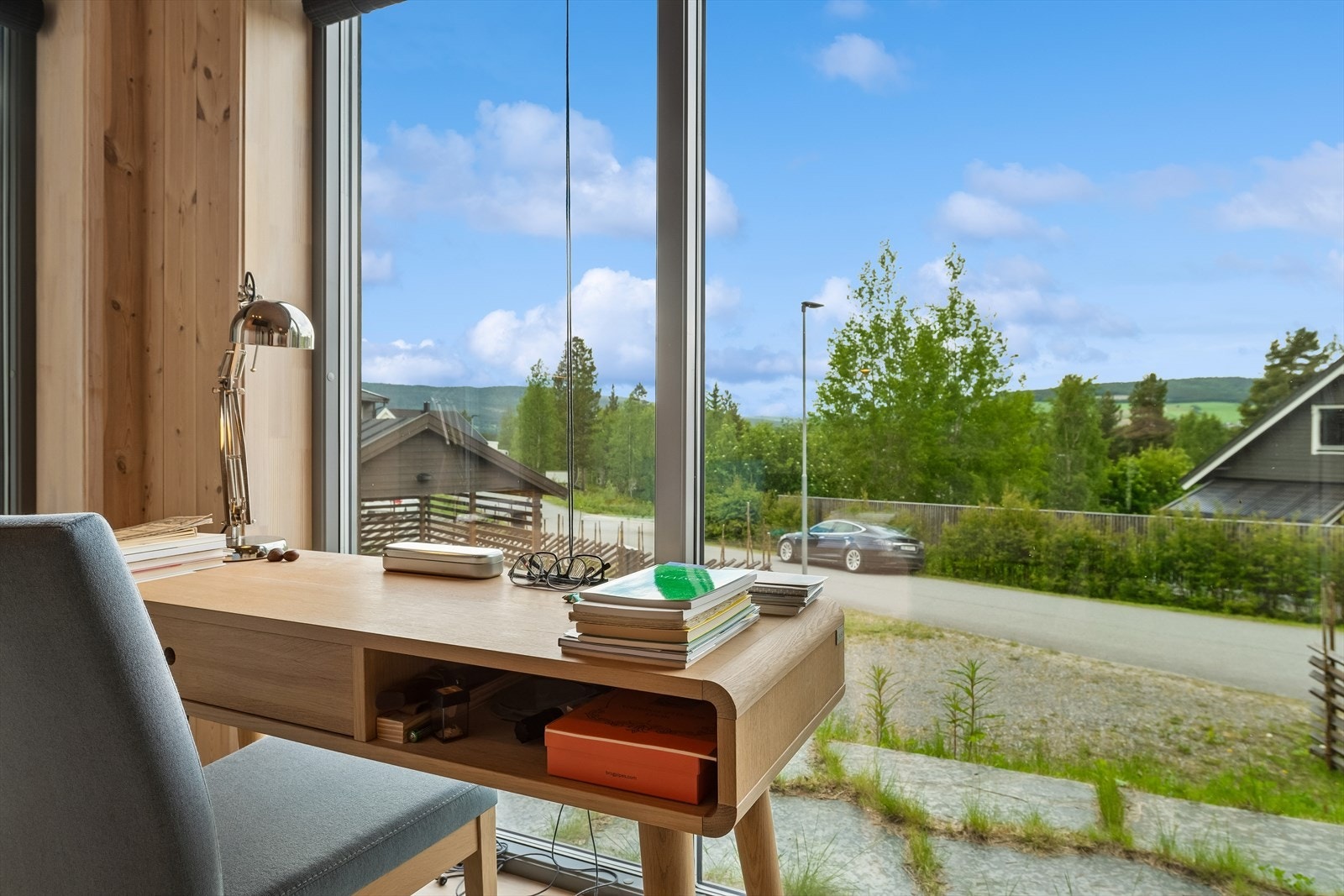 Store vinduer rammer inn utsikten mot nærområdet. Galleribilde