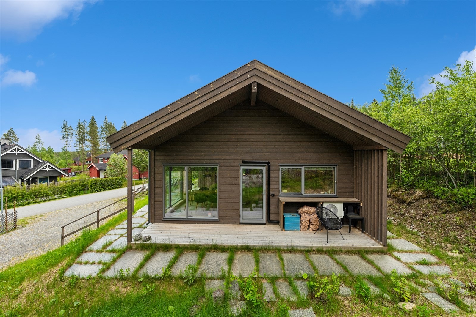 En av tre uteplasser på bakkeplan, som gir fleksible soner for uteliv. Galleribilde