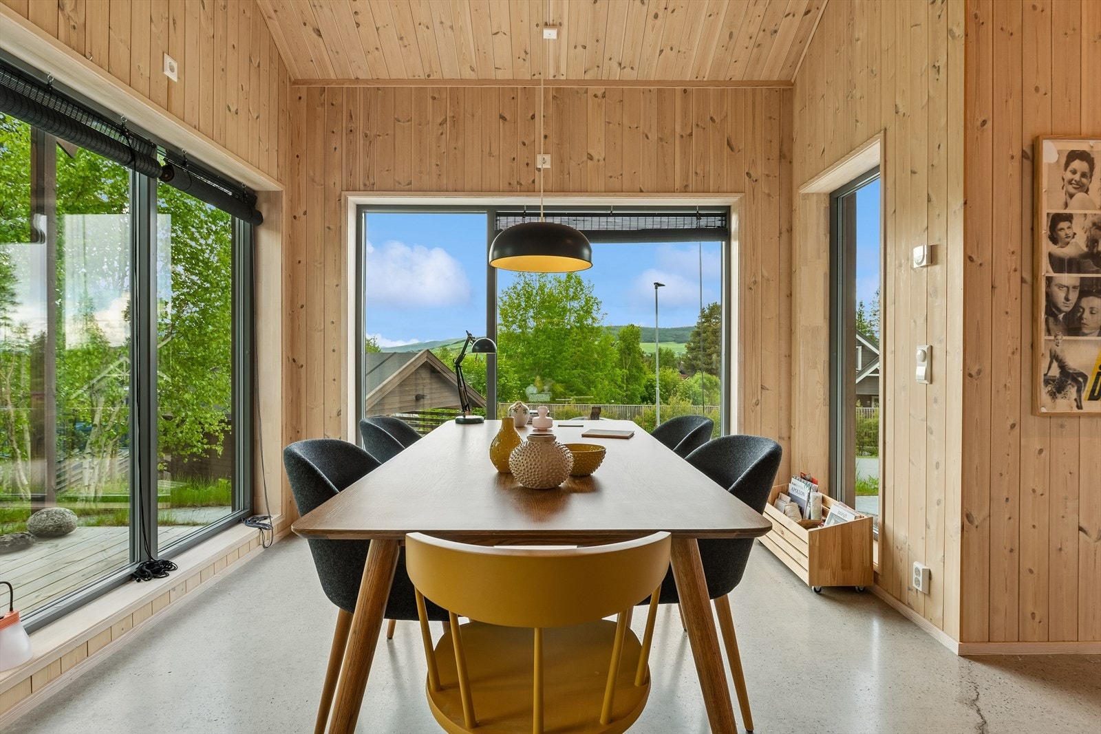 Fra spisestuen er det direkte utgang til en av boligens tre terrasser på bakkeplan. Galleribilde