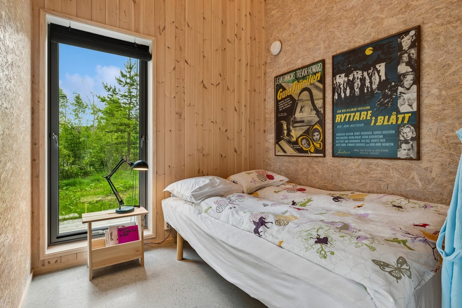 Soverom 2 i samme stil med store vinduer ut mot naturen og god takhøyde. Galleribilde