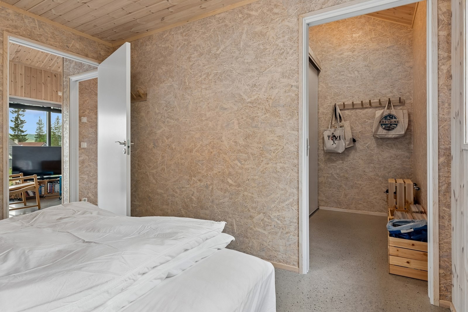 Fra hovedsoverommet er det tilgang til en praktisk walk-in garderobe. Galleribilde