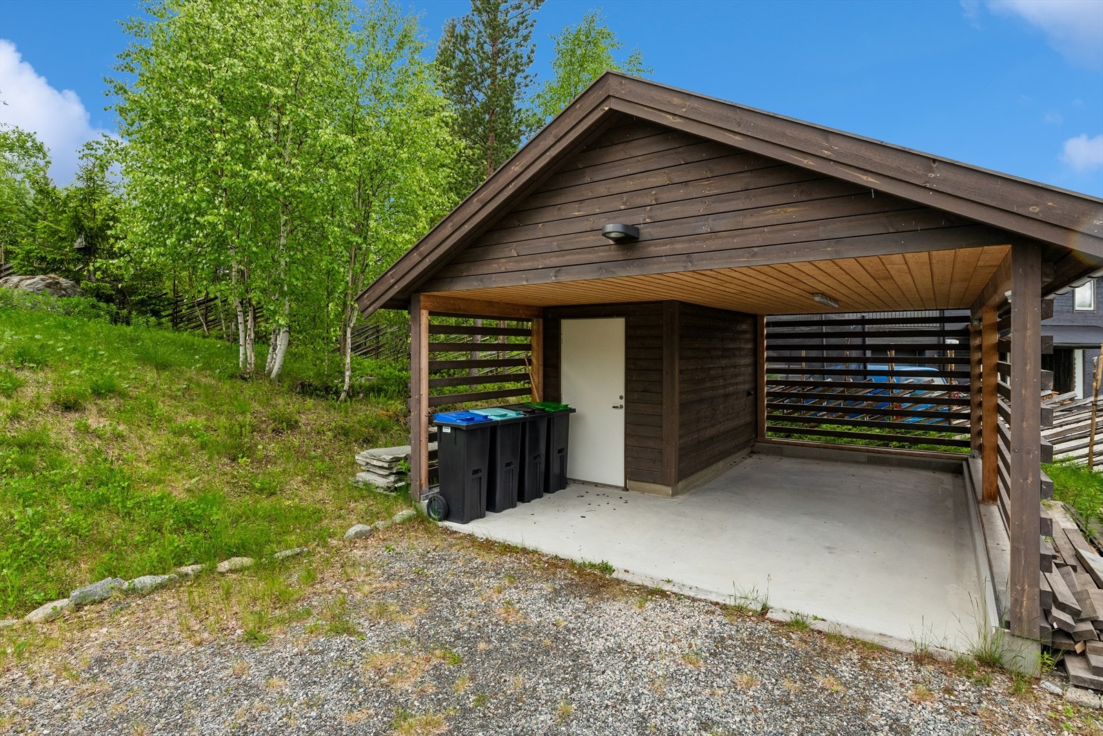 Carport med tilhørende bod på 5 m² for ekstra lagringsplass. Galleribilde
