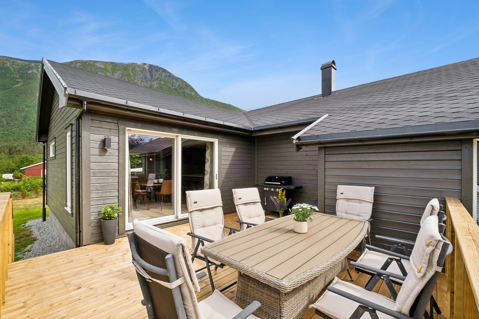Solrik uteplass. Galleribilde