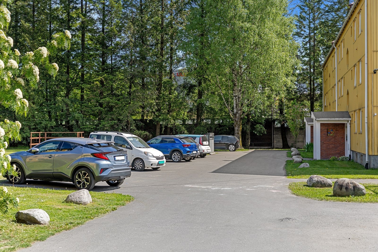 Sameiet har oppmerkede parkeringsplasser som leies på årsbasis. Hver seksjon kan kjøpe oblat til én p-plass, med førsterett til videre leie av tildelt plass. Galleribilde