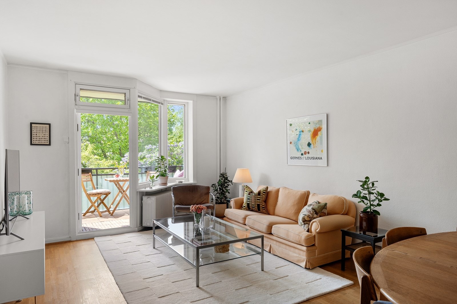 Stuen er romslig, med god plass til både sofagruppe og spisestue. Galleribilde