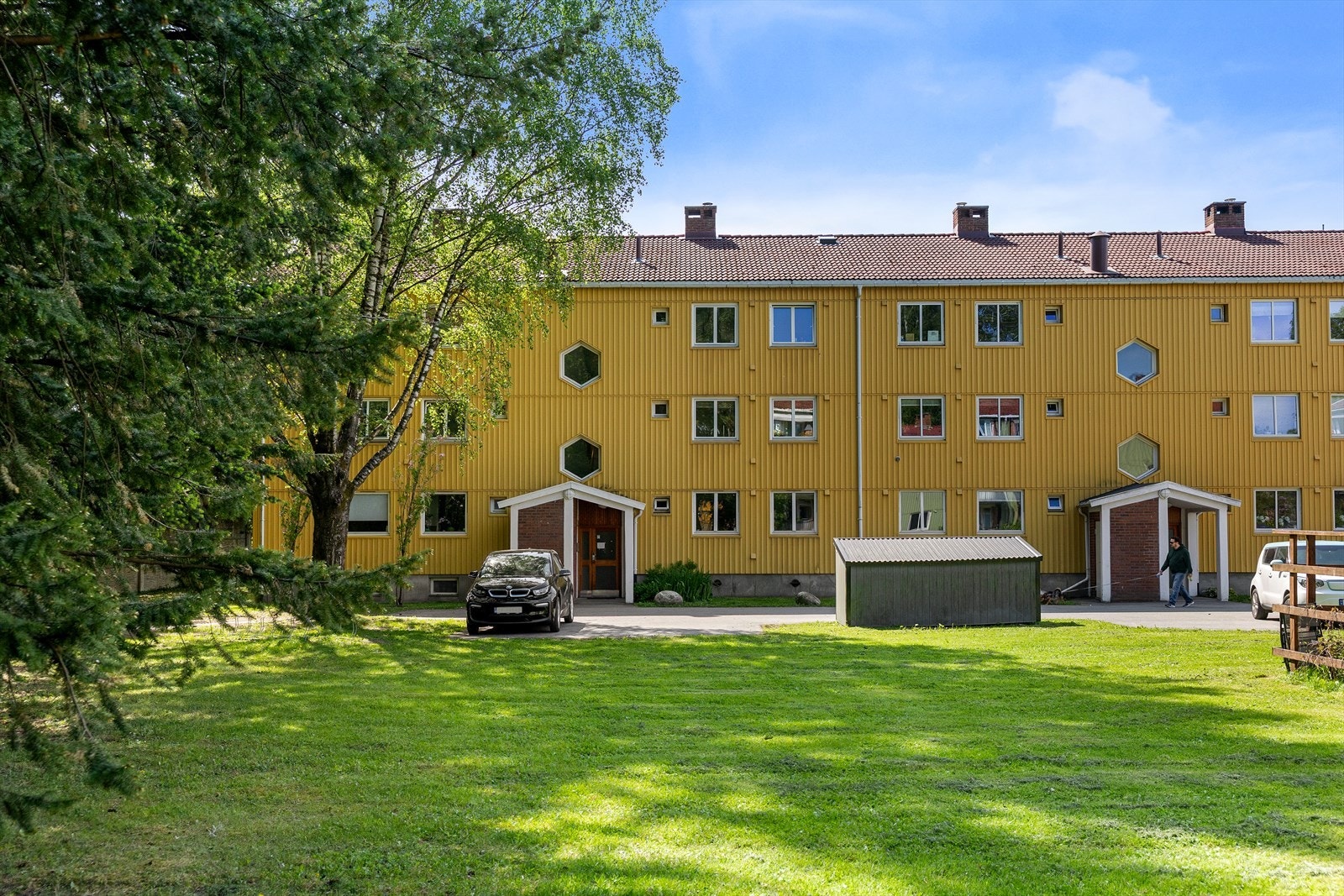 Sameiet Ullevålsletta består av 132 seksjoner, fordelt på 9 blokker med 132 leiligheter, fellesvaskeri og barnehage (utleies til Ullevålsletta Barnehage). Galleribilde