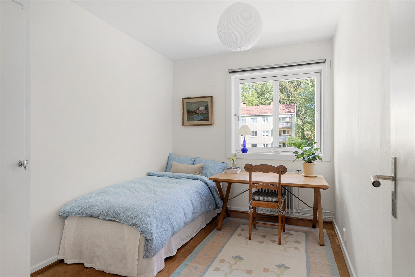 Et fint rom som passer godt som barnerom, gjesterom eller hjemmekontor, med plass til seng og møblement etter behov. Galleribilde