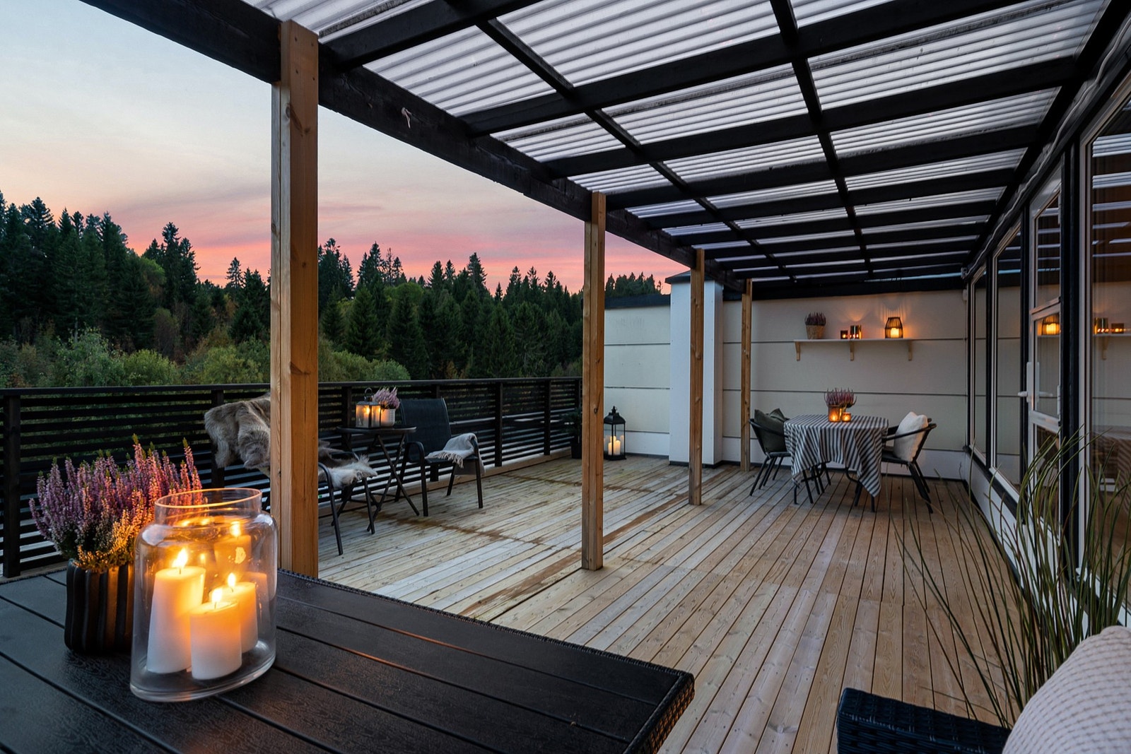 Terrasssen er delvis overbygd som gjør at man kan nyte både solrike og regnfulle dager. Galleribilde