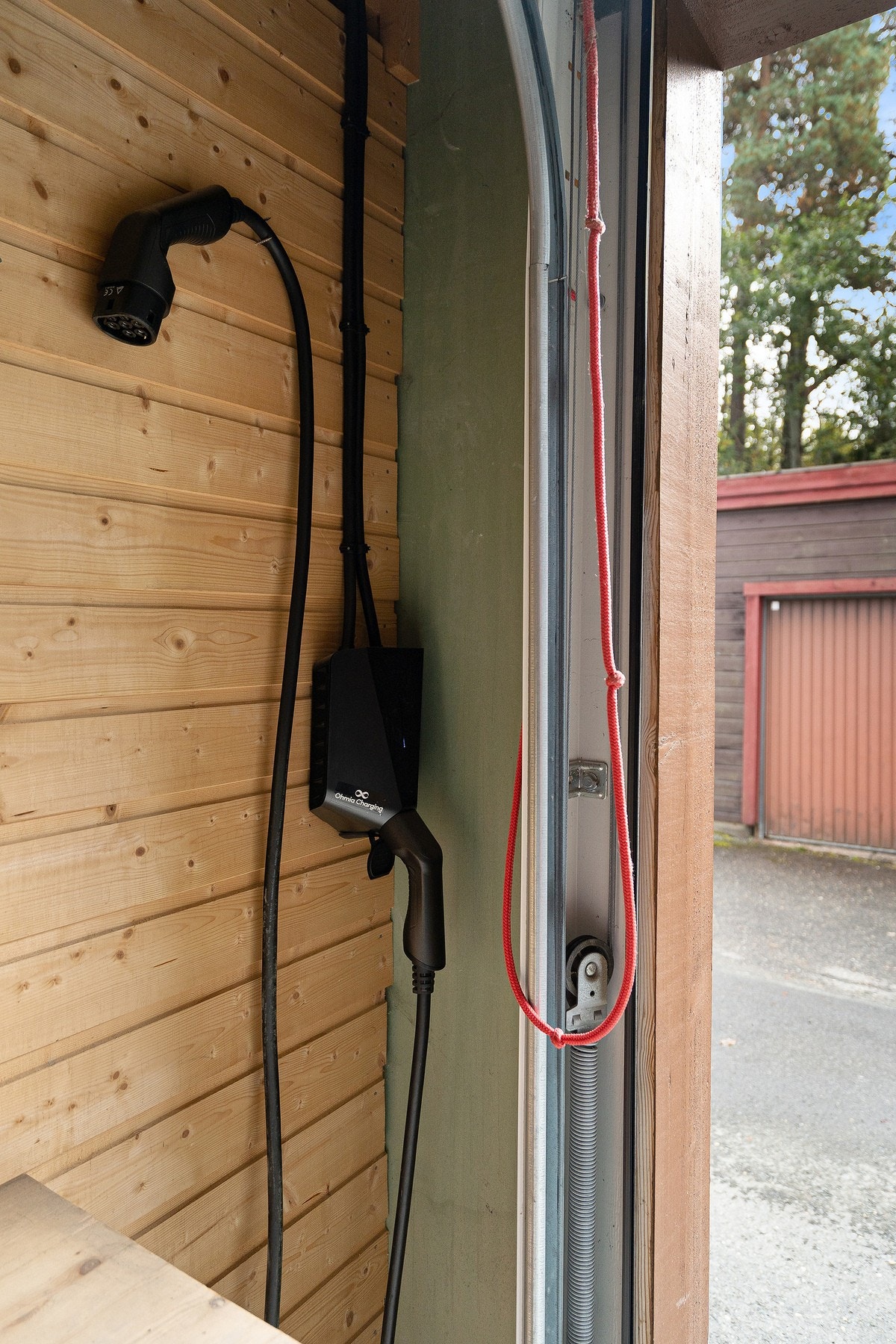 Det er montert elbil-lader i garasjen. Galleribilde