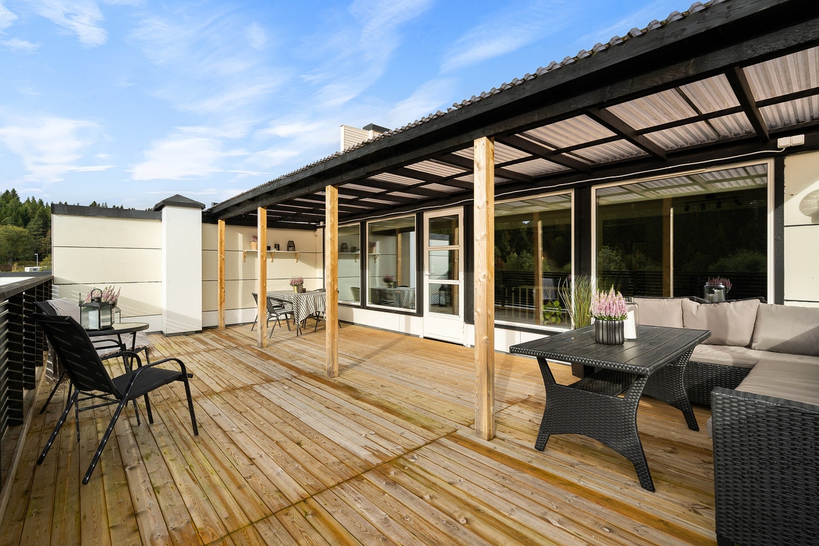 På varme sommerdager blir terrassen en fin forlengelse av stuen. Galleribilde
