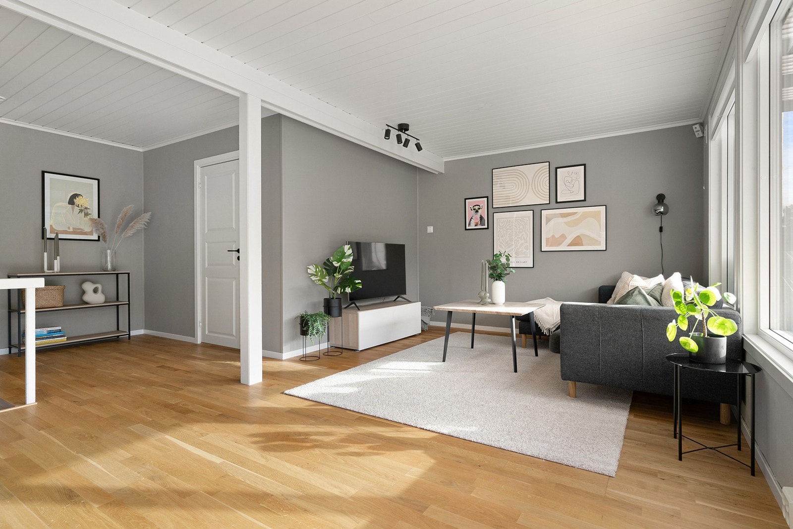 Stuens utforming og fargevalg gjør det enkelt å møblere etter egne behov. Galleribilde