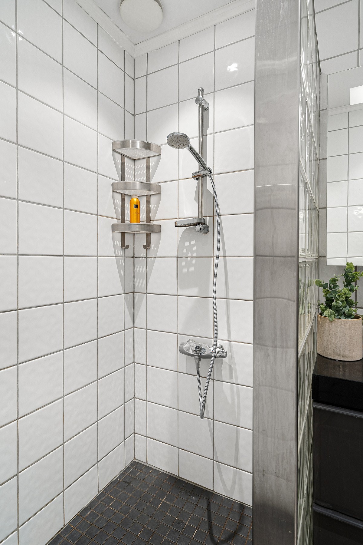 Stor og romslig dusj med skillevegg i glass. Galleribilde