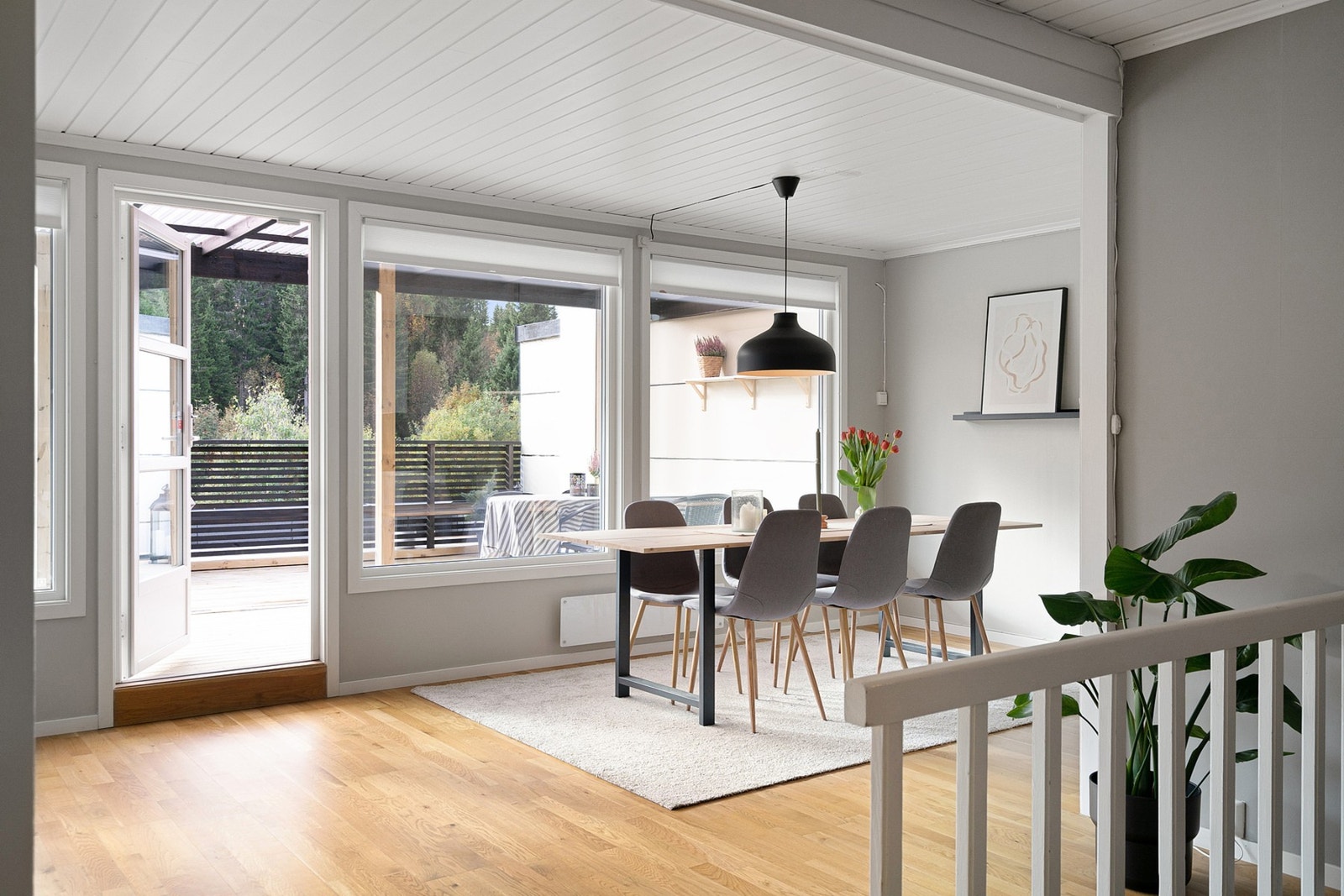 Fra stue/spisestue er det utgang til leilighetens terrasse. Galleribilde
