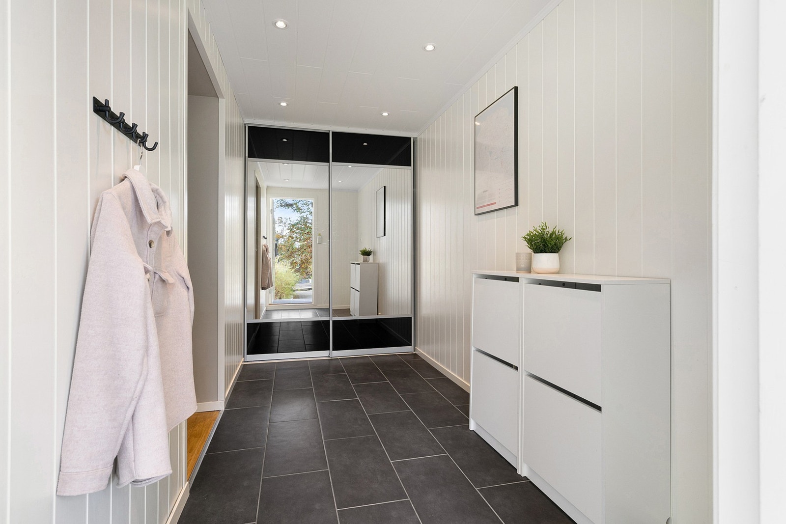 Entré med skyvedørsgarderobe og plass til å henge fra seg yttertøyet. Galleribilde