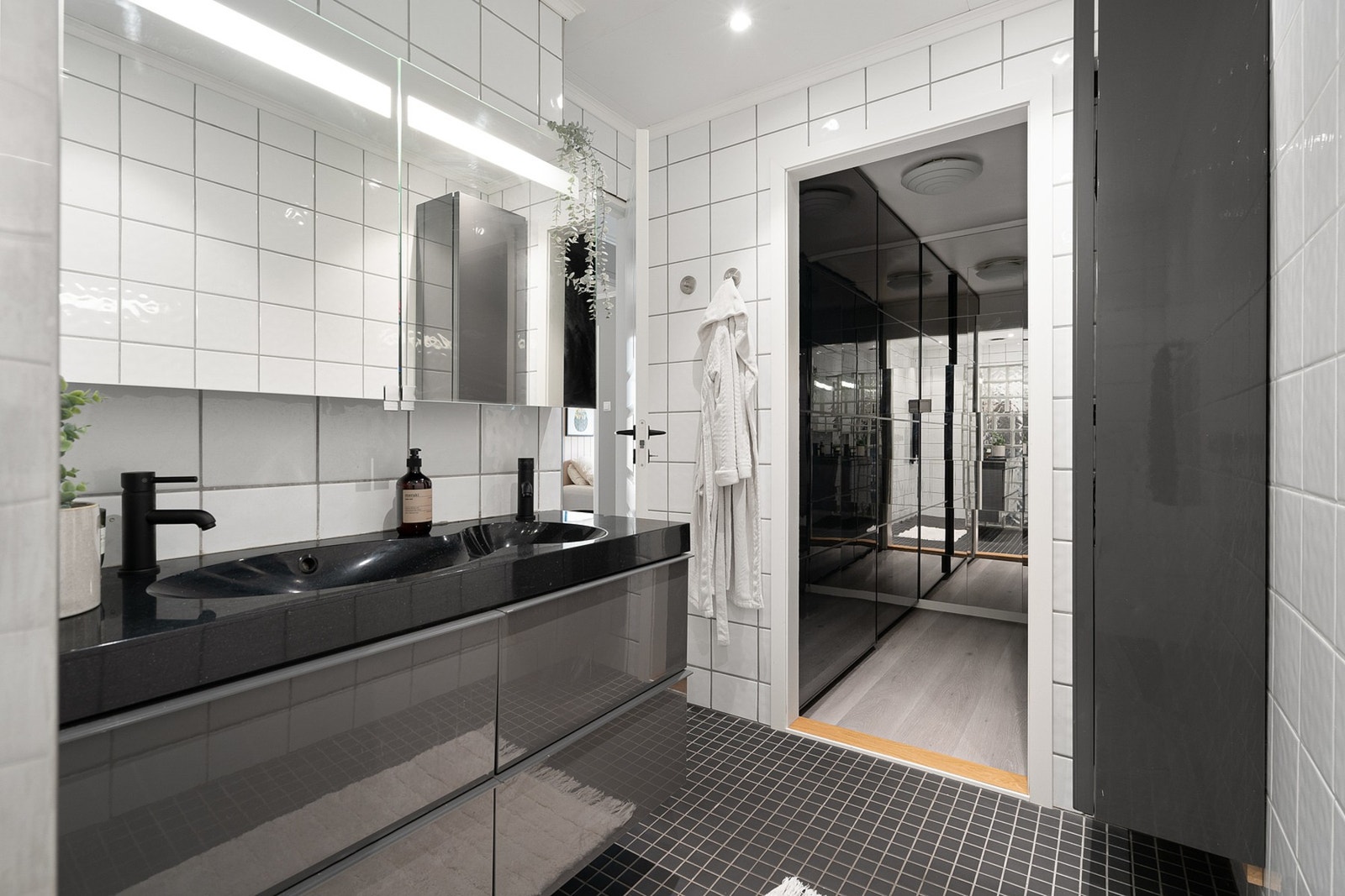 Badet er utstyrt med servantinnredning med dobbel vask. Galleribilde