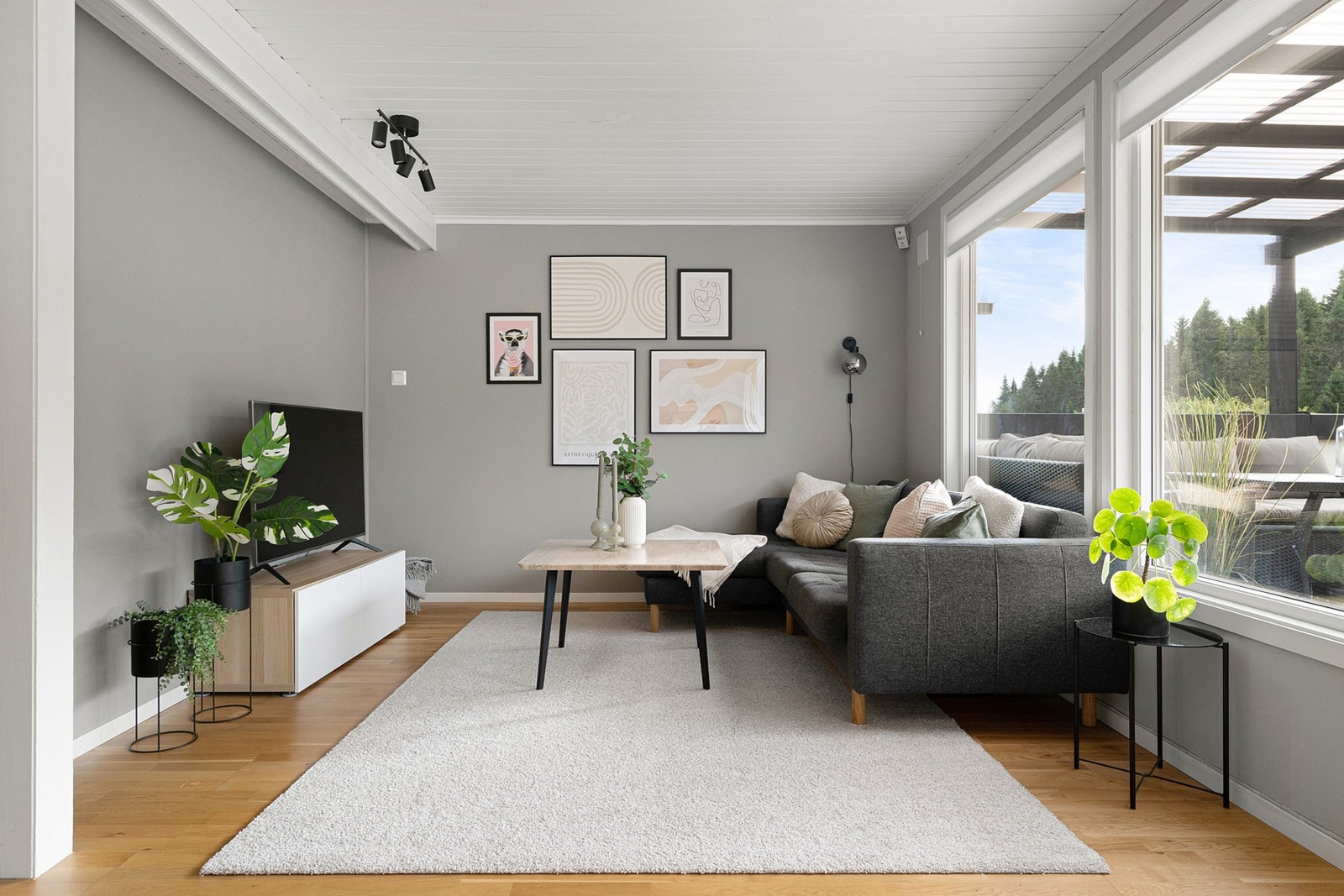 Lys og fin stue malt i morderne farger. Galleribilde