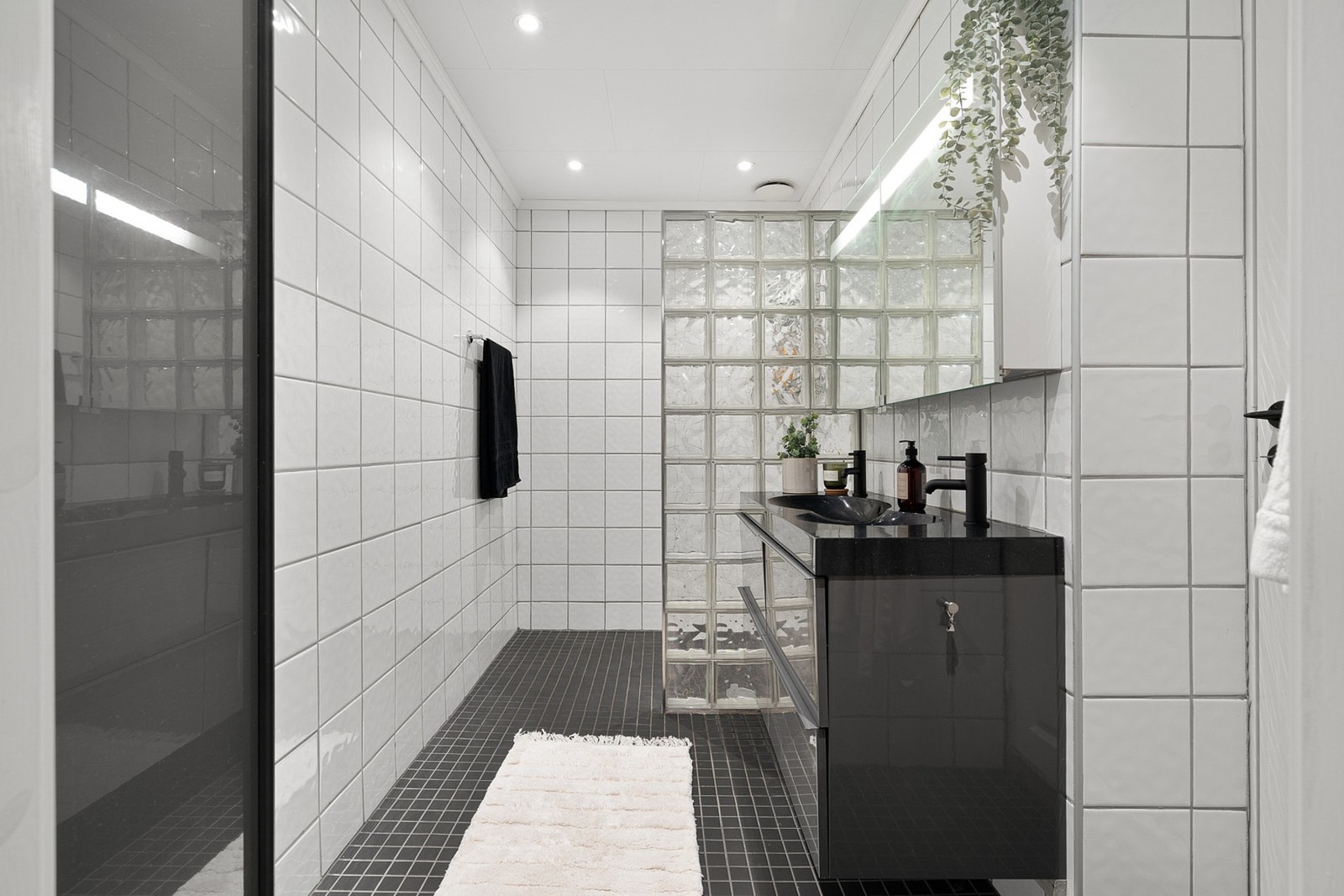 Badet har flislagte gulv og vegger. Downlights i himling. Galleribilde
