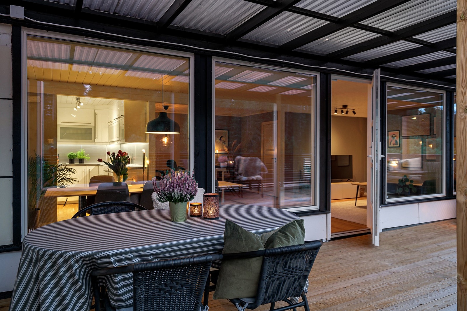 På terrassen er det plass til både spisemøbler og sofagruppe. Galleribilde