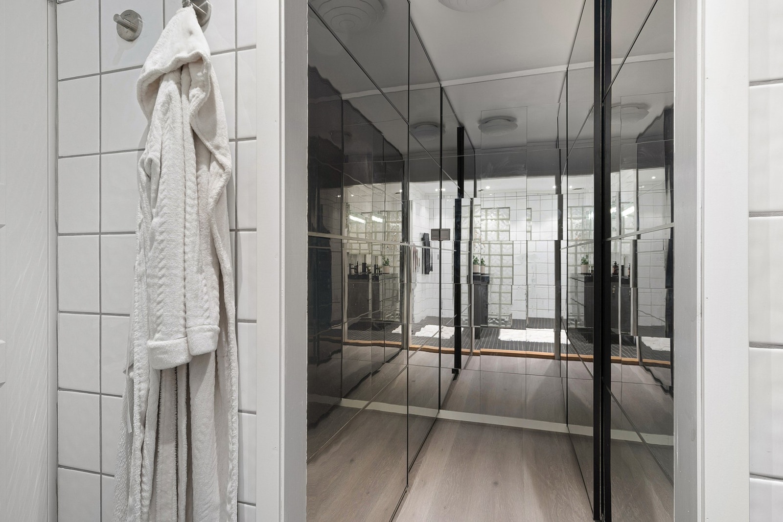 Badet leder inn til walk in closet med store skyvedørsgarderober. Galleribilde