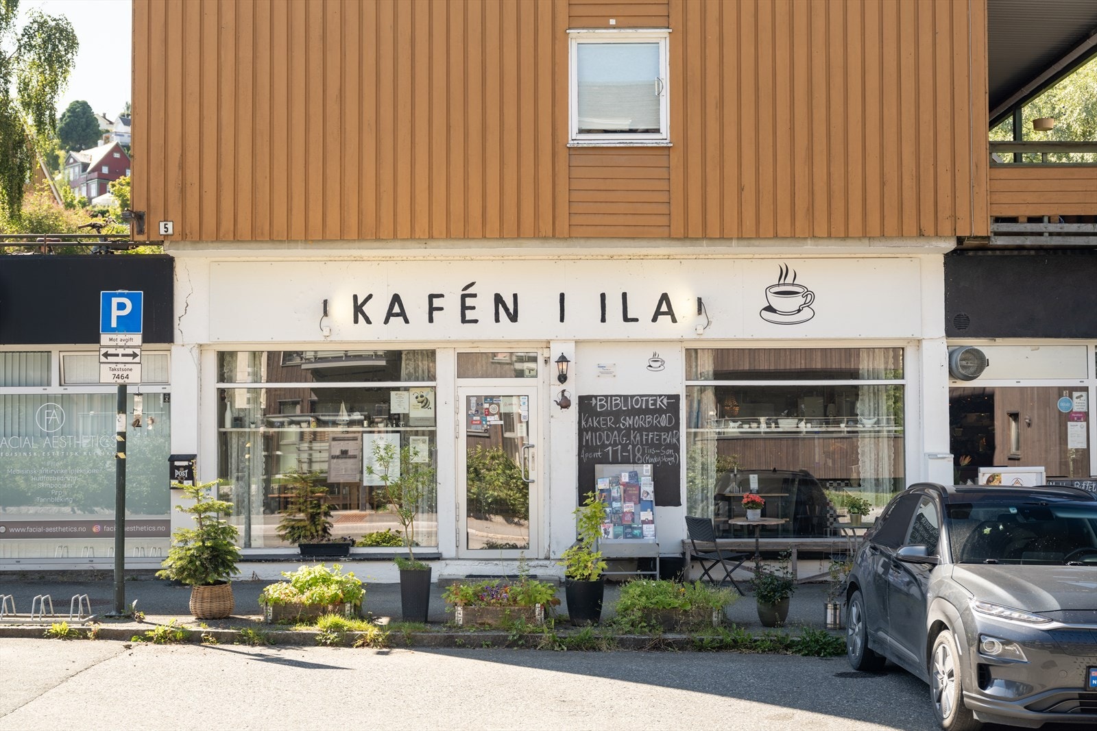 Ila har koselige kafeer og et nærmiljø som er inkluderende og hyggelig. Etter noen minutter gange finner du starten på Bymarka. Herfra er det utallige turmuligheter, langs Ilabekken, og opp mot Theisendammen. Galleribilde
