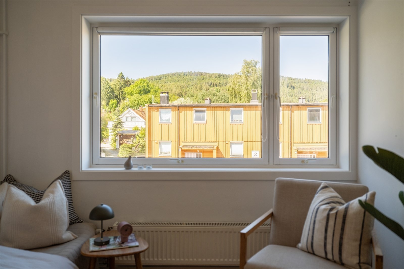 Leiligheten består av stue/sovealkove og kjøkken i åpen løsning og baderom. Det medfølger bod i kjeller. Galleribilde