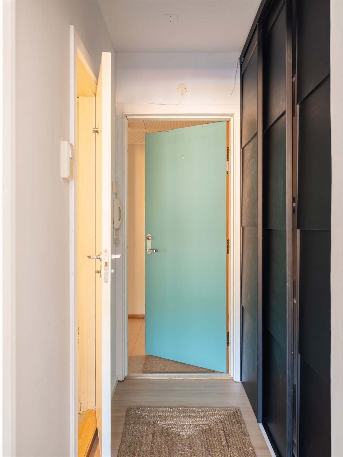 Entréen måler 3 m². Garderobeløsninga er satt inn i år. Galleribilde