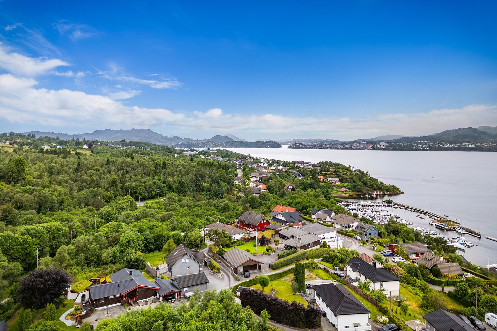 - Boligen har en meget attraktiv beliggenhet i et populært boligstrøk med kort vei til sjø og marina - Galleribilde