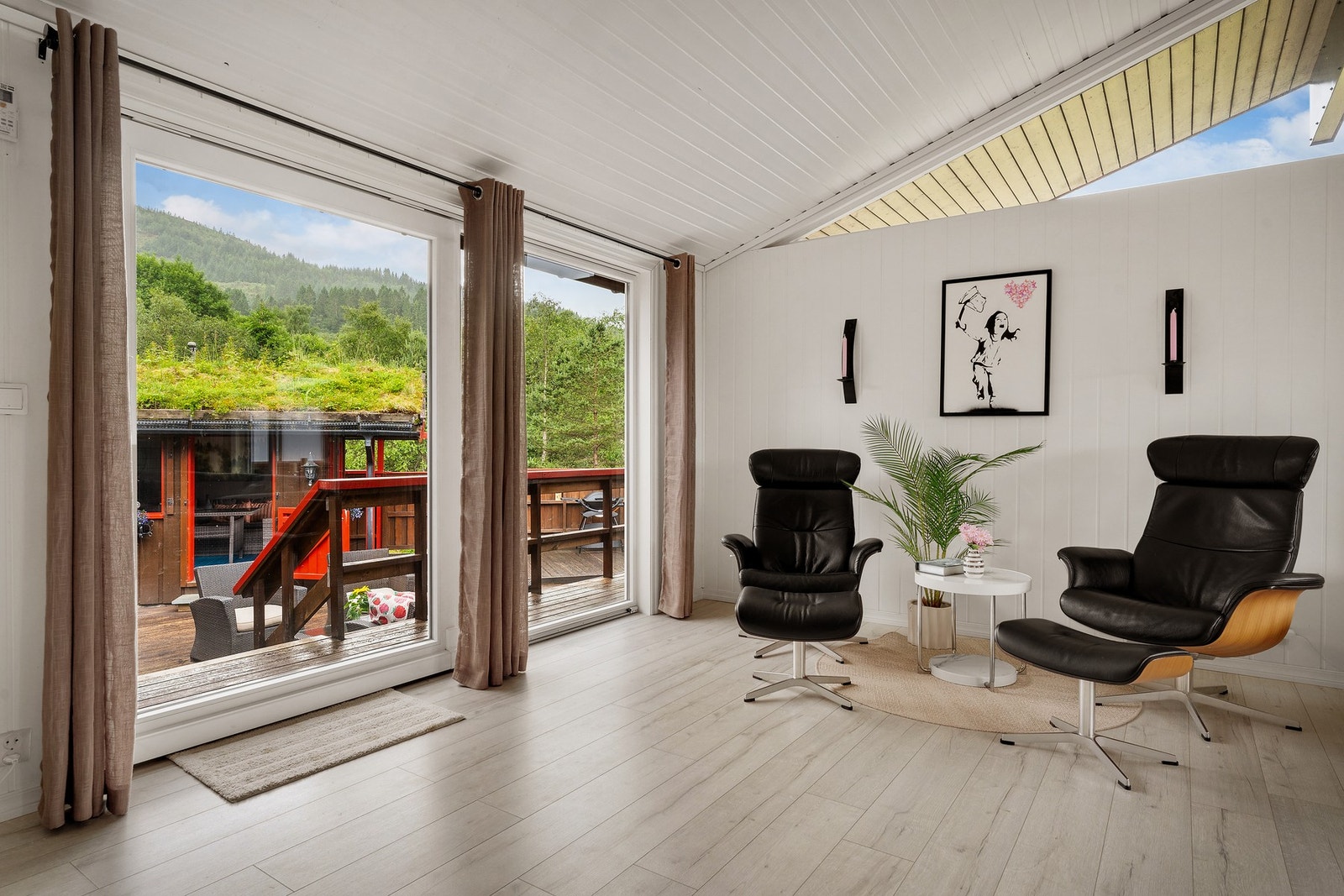 - Fra stuen er det utgang til terrasse og hage - Galleribilde